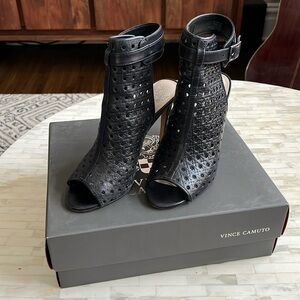 Vince Camuto- Karsten